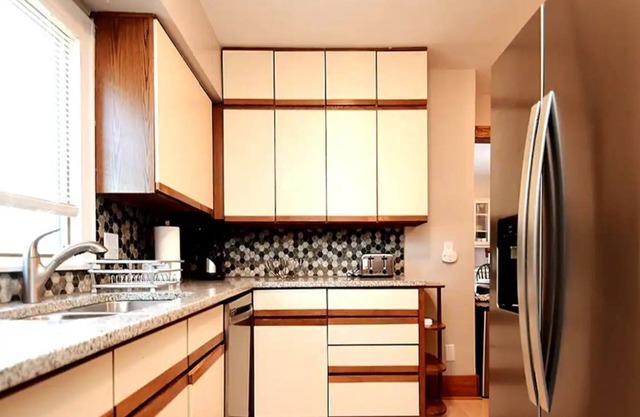 Breezy Blue House 3 minute walk to Foods and Fun.