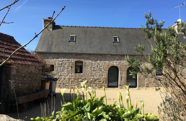 Breton farmhouse quiet, between sea and river