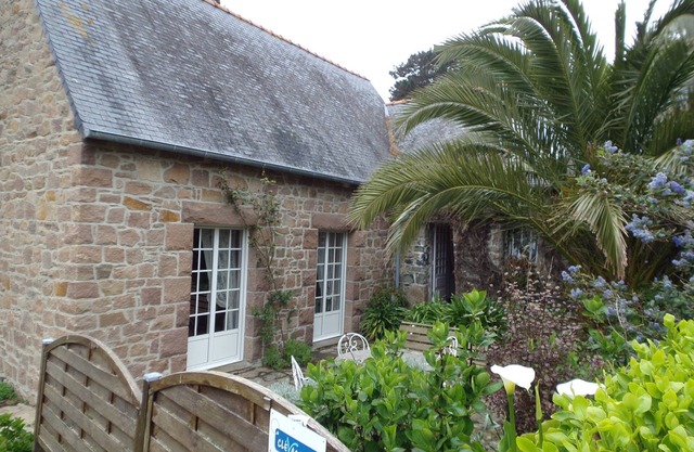 Breton house in large garden, close to the sea.