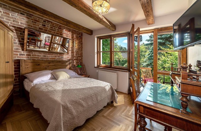 Brick flat with terrace and ground floor fireplace