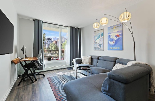 Bridgeview #1 - 1BR condo with free parking