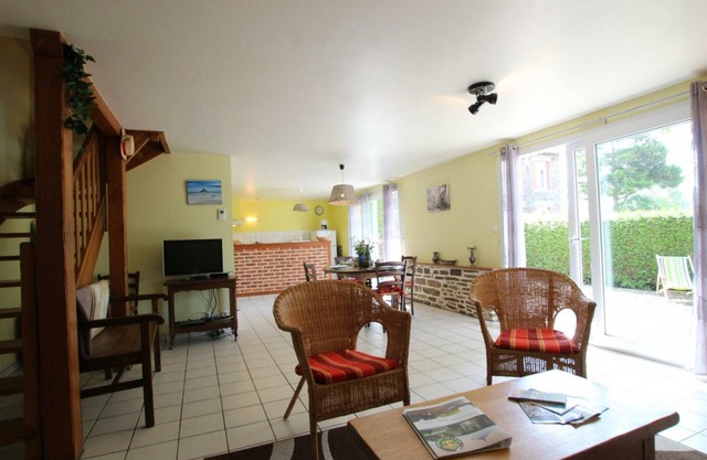 Bright lodging 3 bedrooms, pets allowed, near Granville