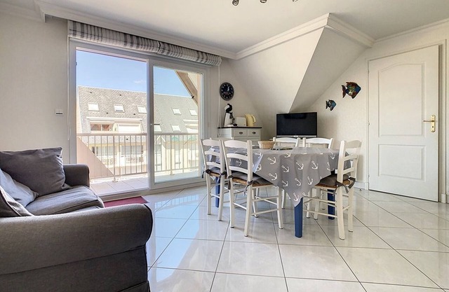 Bright 2-Bed Apt with Balcony & Parking for 5 in Stella Beach