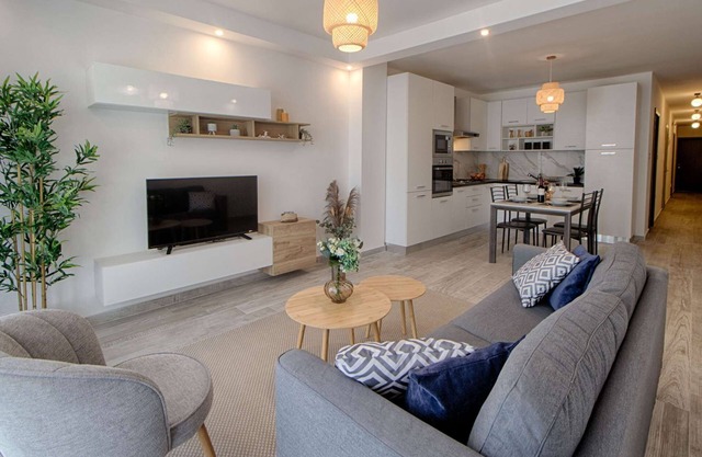 Bright 2 Bedroom 2 Bathroom Apartment close to sea