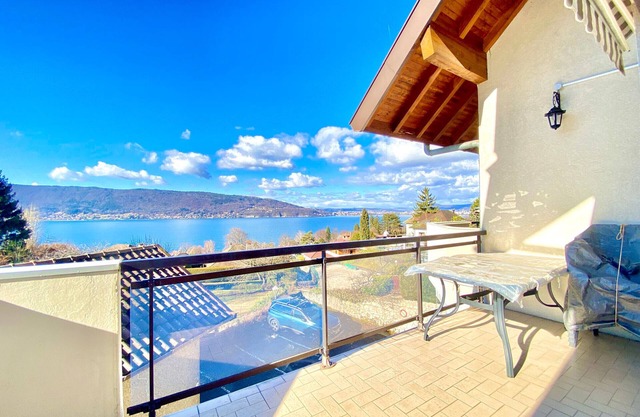 Bright 2-bedroom apartment with terrace, parking and WiFi in Veyrier-du-Lac