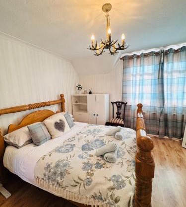 Bright 3 bedroom house with private garden near Edinburgh - Woodside home