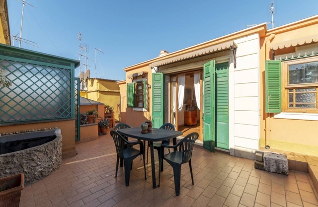 Bright 40 sqm studio flat, which can accommodate up to 2 people, located on the sixth floor of a period building with lift (you still have to go up some stairs). The property located in the Traffic Restricted Area ZTL, is located in the heart of the hist