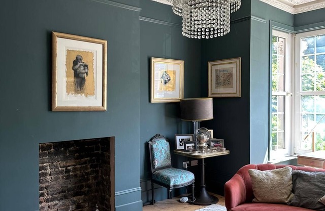 Bright 6 Bedroom Family House West London . Parking, Fast links with Heathrow.