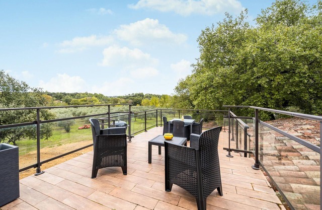 Bright and large loft style cottage with jacuzzi and sauna.
