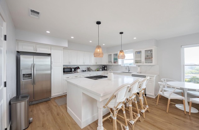 Bright and airy beach vacation spot- perfect for families and ocean views