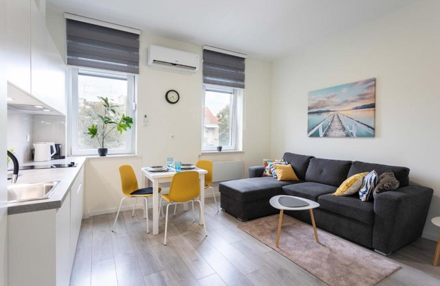 Bright and Modern Triplex with balcony