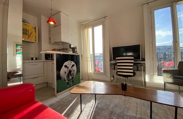 Bright apartment ideally located in the 11th district, 3 minutes from the metro.