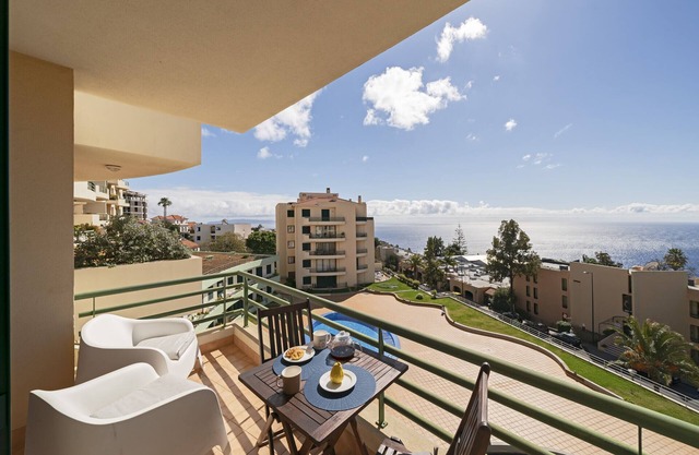 Bright apartment with pool, Garajau IV