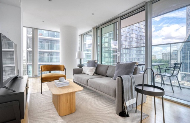 Bright Canary Wharf 1BR, steps to South Quay light rail, by Blueground