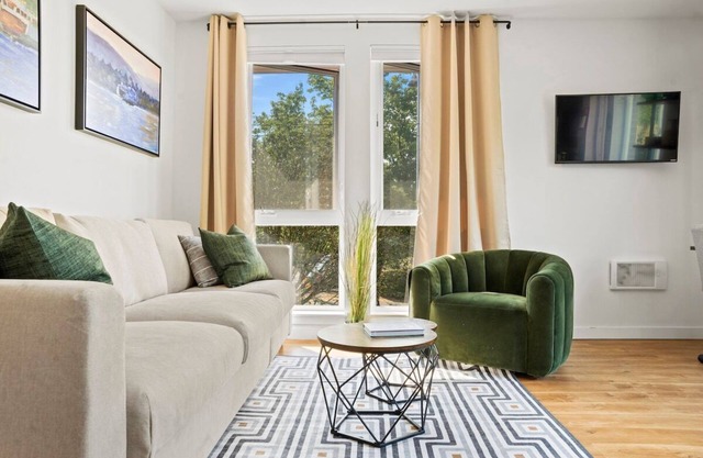 Bright Capitol Hill Condo | Great Location & Views