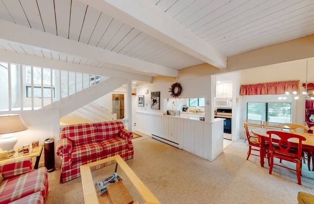 Bright & cheery condo with seasonal pool access