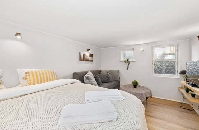 Bright, Chic Getaway in the Heart of the City