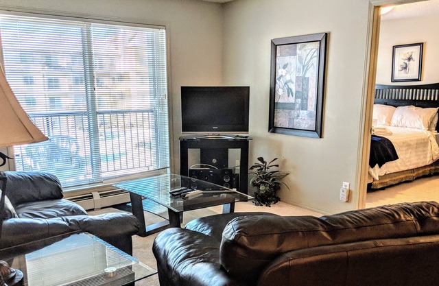 Bright Clean 2 bed 2 bath, U/G parking, 1 min away from transit hub