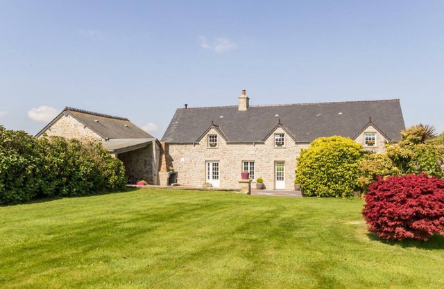 Bright cottage near Cherbourg with garden and pets allowed