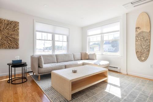 Bright & Cozy 3BR Home by Pine Point Beach