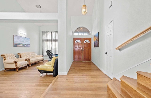 Bright Cozy Home w Full Kitchen, Garage Backyard