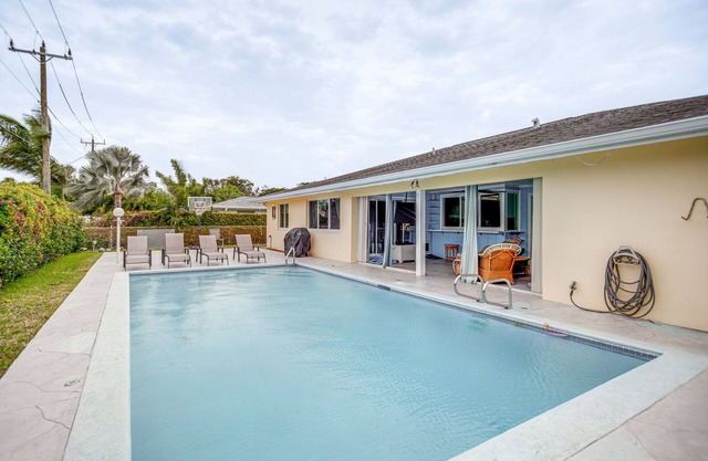 Bright Fort Myers Home w/Pool - 9 Mi to Beach!