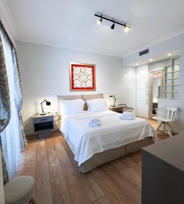 Bright Gem in Vibrant Popular Neighborhood