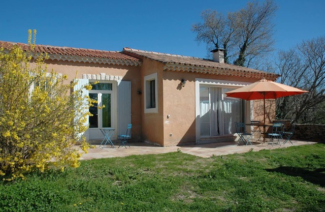 bright house with garden, village center, view on the Luberon.