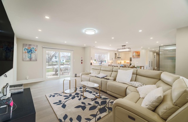 Bright Lakeside Cottage | 4br & 16 guest max | Private Dock & Nature Retreat