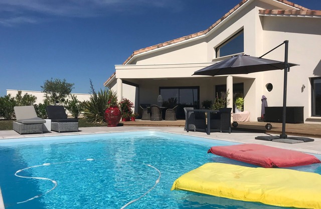 BRIGHT MODERN HOUSE, 130M2, PRIVATE POOL, QUIET LOCATION