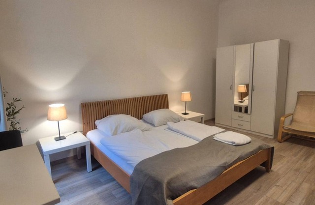 Bright, Modern 1-Bedroom near Vienna Center – King Bed + Extra Sleeping
