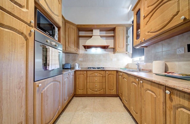 Bright & Modern 2 Bedroom Apartment sleeps 6