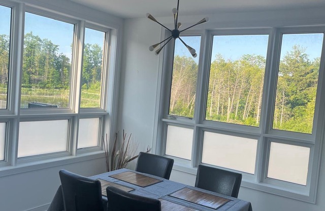 Bright Modern Retreat in Barrie South close to amenities, beaches and shopping