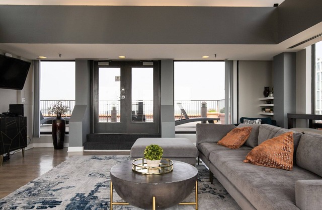 Bright Oak Park 1BR w/Lounge & Roof, nr Downtown, by Blueground
