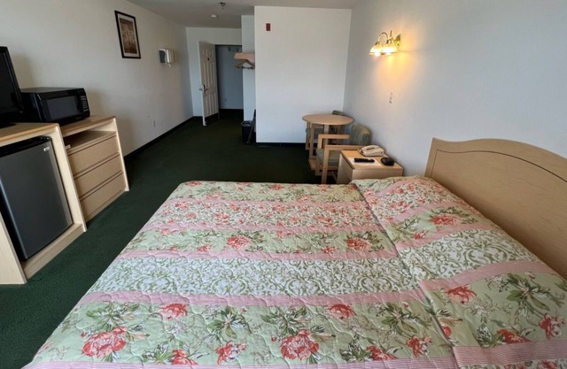 Bright Petite Queen Suite in the Heart of Red Bud!