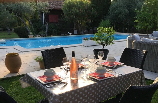 Bright, quiet villa with large pool