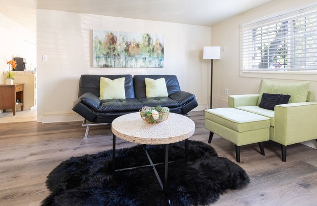 Bright & Spacious 1-Bedroom Apartment - Sleeps 5 Guests!
