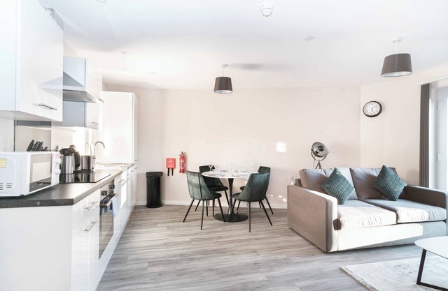 Bright & Spacious 2 Bedroom Manchester Apartment
