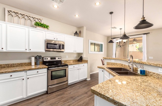 Bright & Spacious 4 Bed House with Community Pool