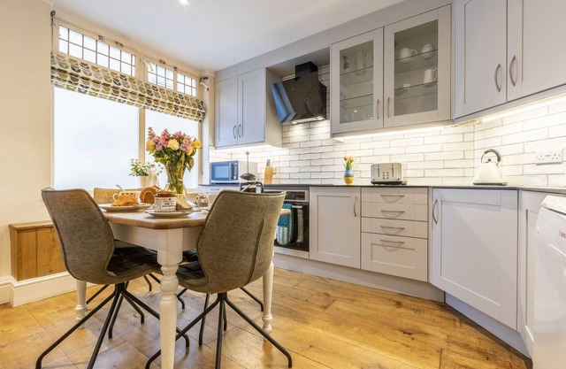 Bright spacious Georgian Terrace home