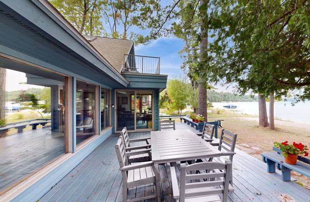 Bright & spacious home on Sandy Tamarack Cove with beach & dock access & firepit