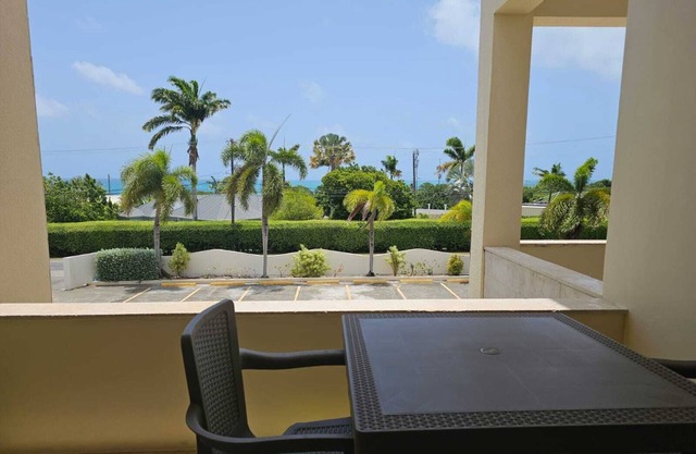 Bright & Spacious One-Bedroom Apartment with Full Kitchen