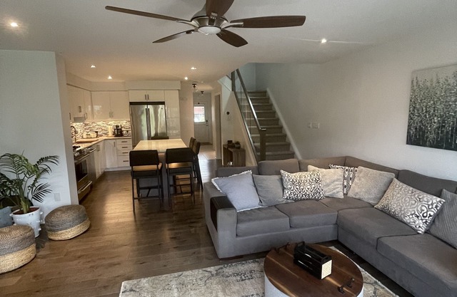 Bright spacious townhouse w/private rec centre - 7 minutes to Blue Mountain
