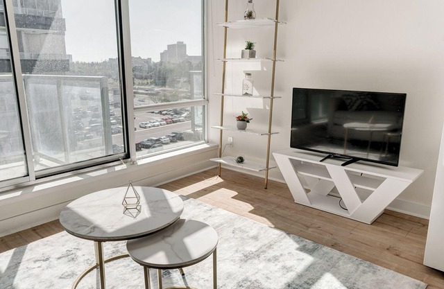 Bright & Stylish Unit | Gym+ Free UG Parking