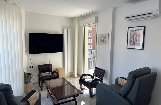 Bright sunny new flat 753 sqft 2 bedrooms +free parking