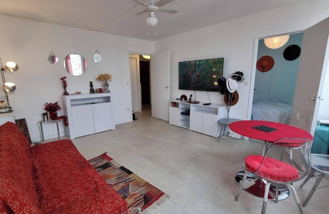 Bright, unoverlooked apartment