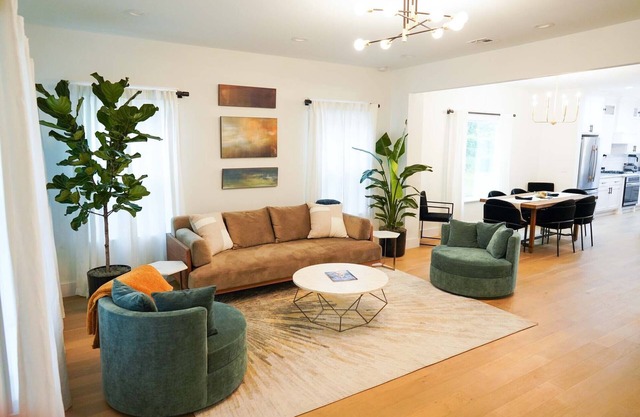 Bright & Welcoming home to stay and play!