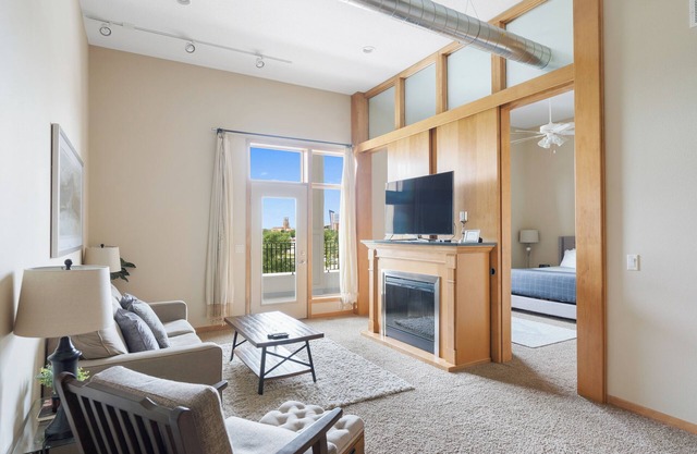 Brilliant Penthouse Loft Tall Ceilings & Elevator Walk to Entertainment!