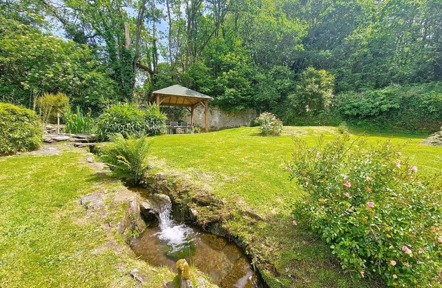 BRITTANY Duplex in wind-sheltered valley near the sea pets welcome