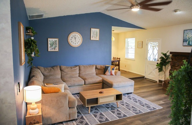 Broken Arrow Home -Cozy Design, Family Friendly